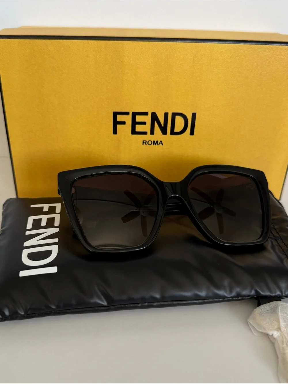 NEW!!! Fendi women oversized sunglasses FE40086I 01F Authentic